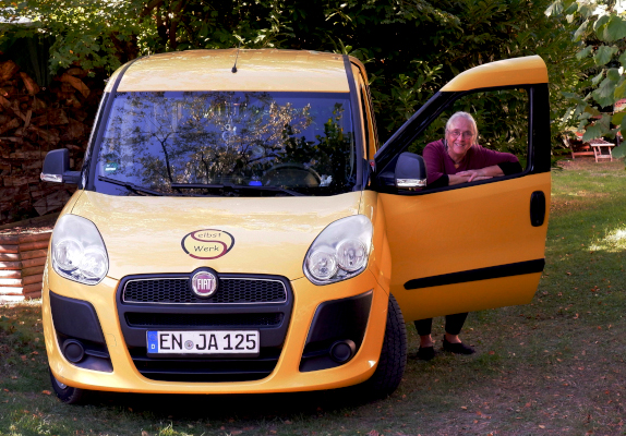 Bettina an Auto 574x400