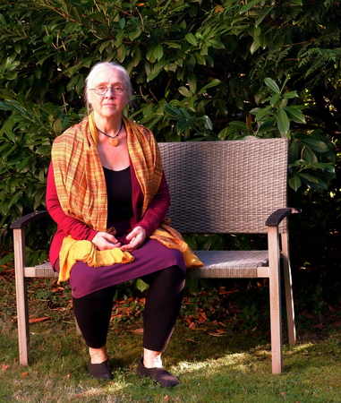 Bettina-auf-Bank-381x450_150dpi